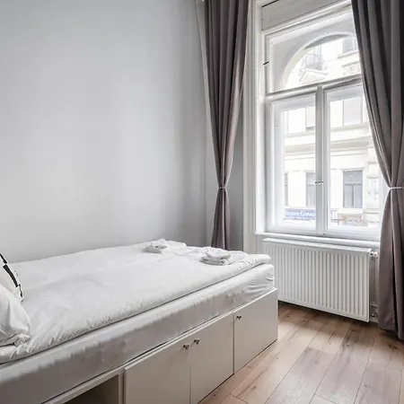 E32 - Oktogon Panorama Suite - Best Location - By Bqa Appartement *